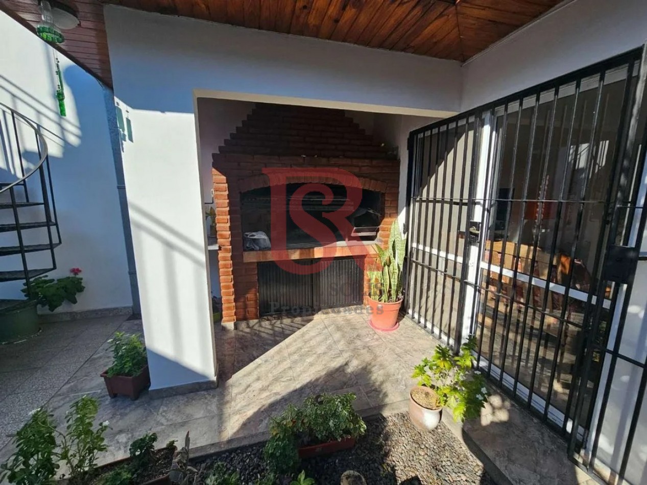 AM. Excelente Casa en Venta 3 ambientes con cochera - Quilmes Oeste