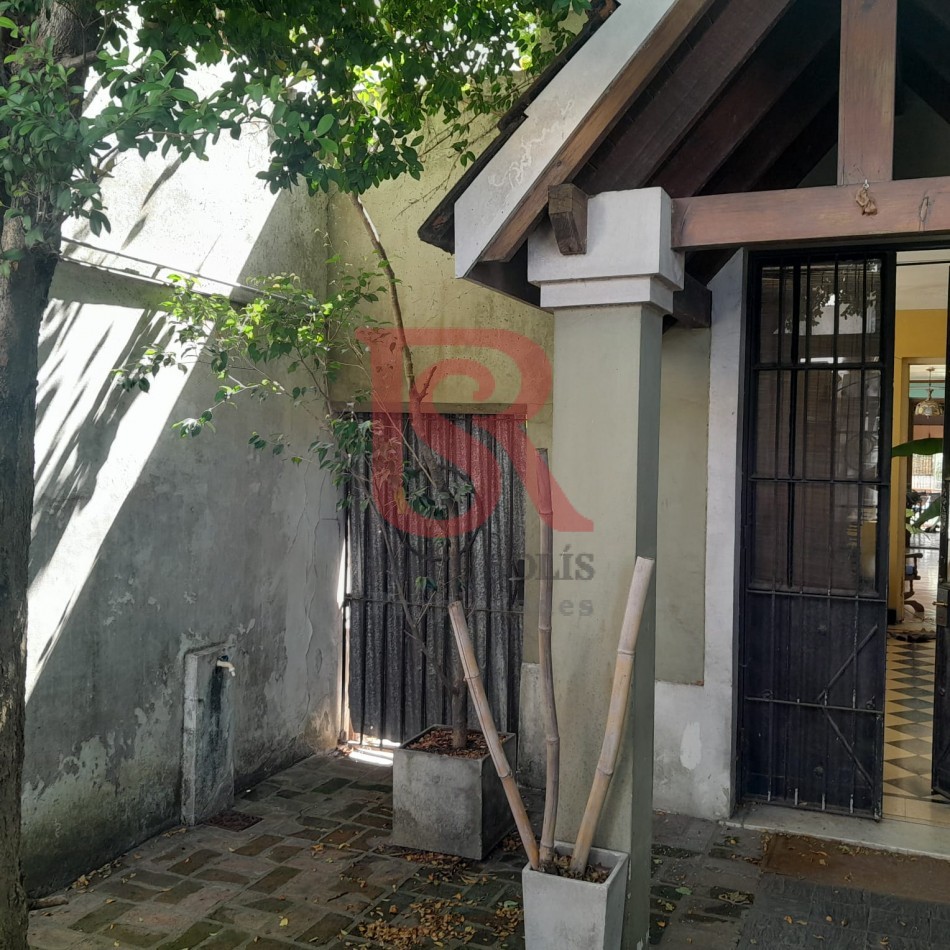 Excelente casa/lote en venta!!! Inmejorable ubicacion Amplia propiedad, sobre un terreno de 8,66 x 38,5 mts. En una ubicacion inmejorable, ideal para emprendimiento o desarrollo inmobiliario. Casa con amplio hall de entrada, living-comedor a la calle con