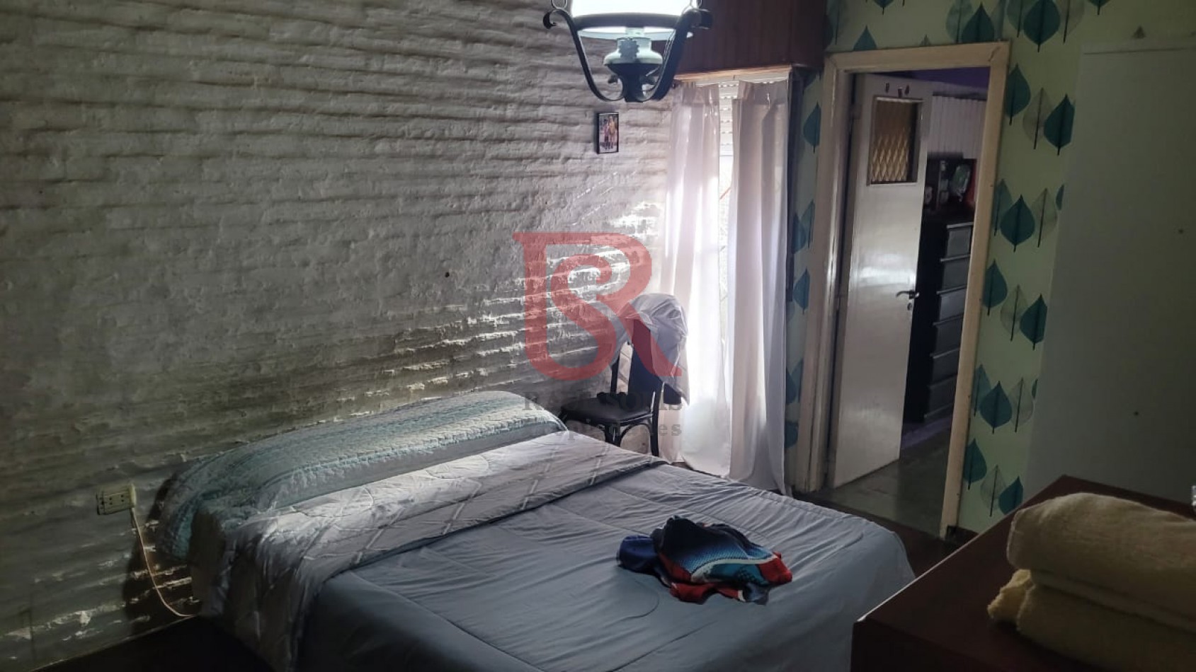 ES- VENTA CASA 5 AMBIENTES CON FONDO APTA CREDITO