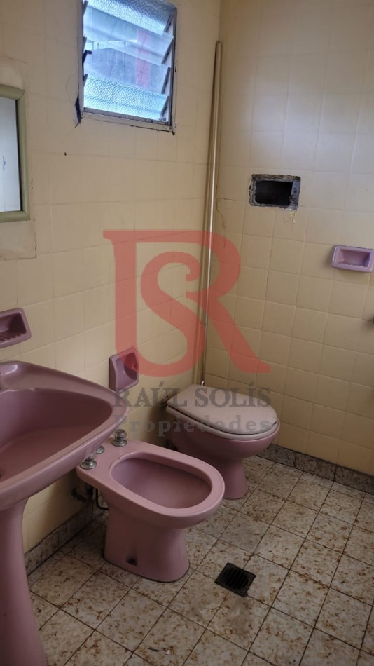 ES- VENTA CASA 5 AMBIENTES CON FONDO APTA CREDITO