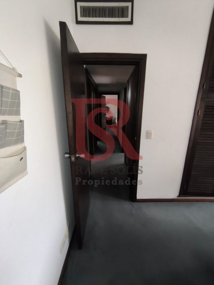 LP - VENTA! Hermoso piso de 4 ambientes con cochera y escritorio en Quilmes centro