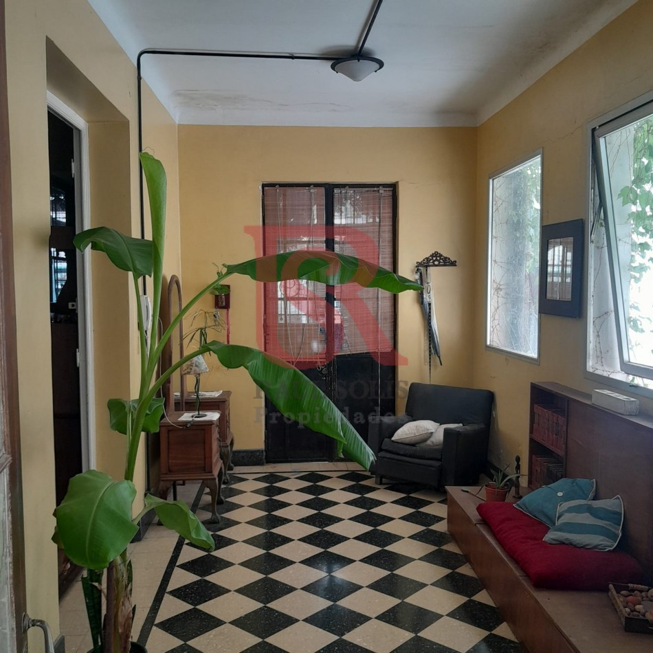 Excelente casa/lote en venta!!! Inmejorable ubicacion Amplia propiedad, sobre un terreno de 8,66 x 38,5 mts. En una ubicacion inmejorable, ideal para emprendimiento o desarrollo inmobiliario. Casa con amplio hall de entrada, living-comedor a la calle con
