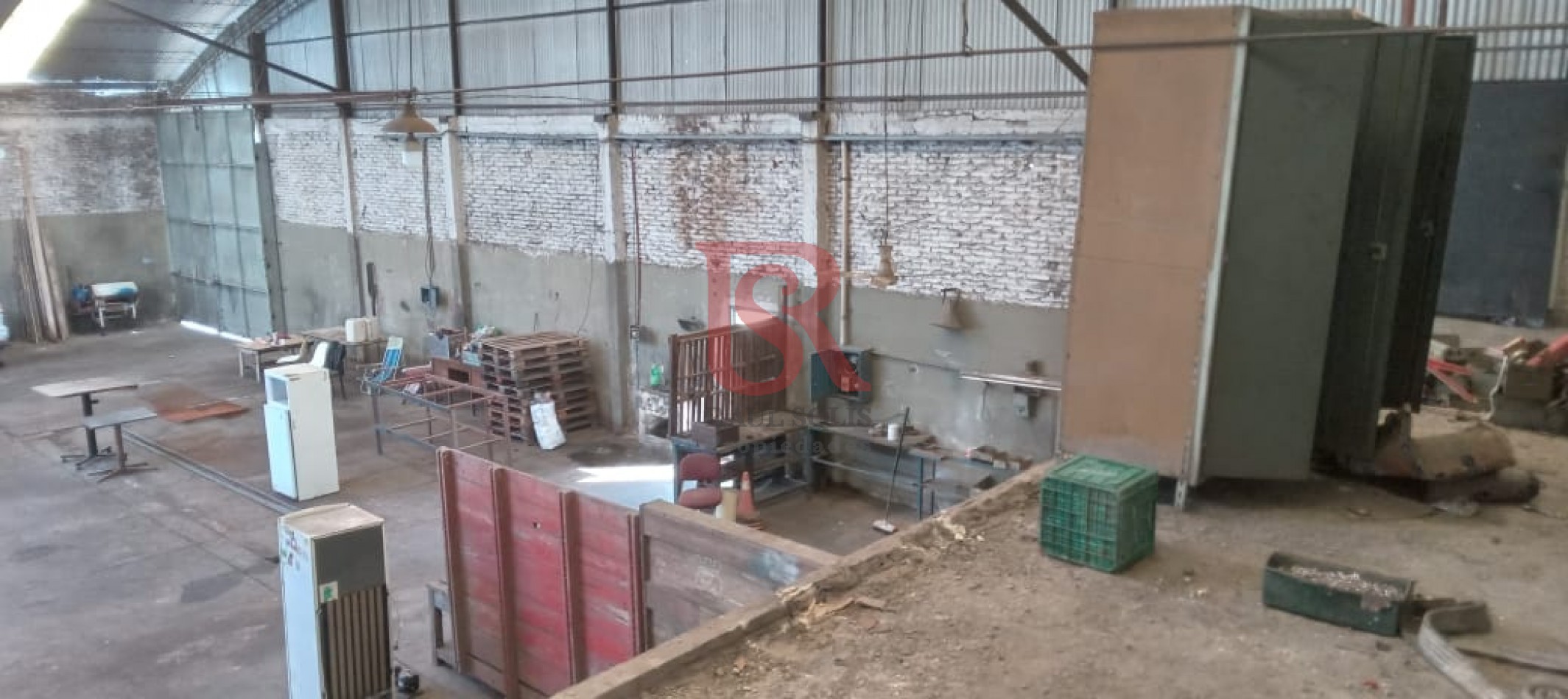 LP - Alquiler gran galpon con nave a metros del acceso en Villa Dominico
