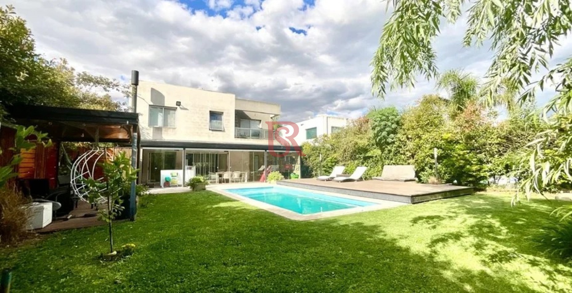 AM. Casa en Venta en Barrio Las Acacias con piscina