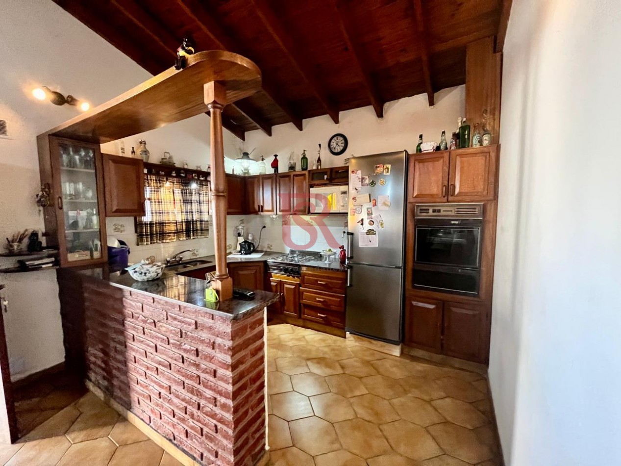 GV-Casa 4 ambientes con gran terreno, en muy buena ubicacion