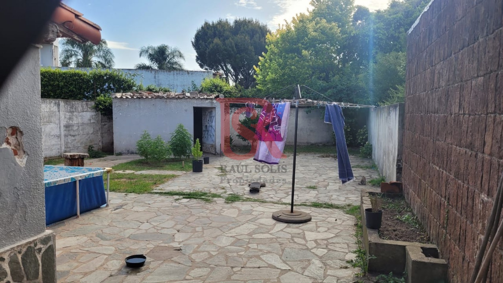 ES- VENTA CASA 5 AMBIENTES CON FONDO APTA CREDITO