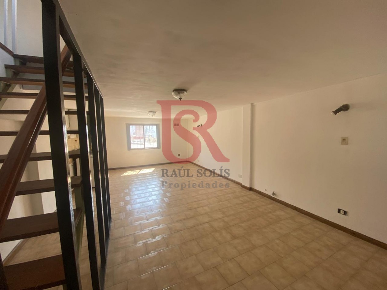 AM. Casa 3 ambientes con Local