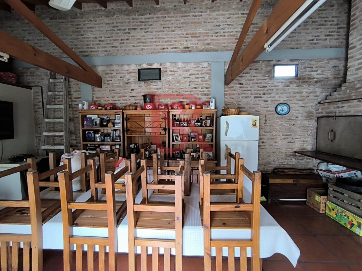 LP - RETASADA Hermosa casa 4 ambientes con quincho, pileta y garaje en Quilmes centro