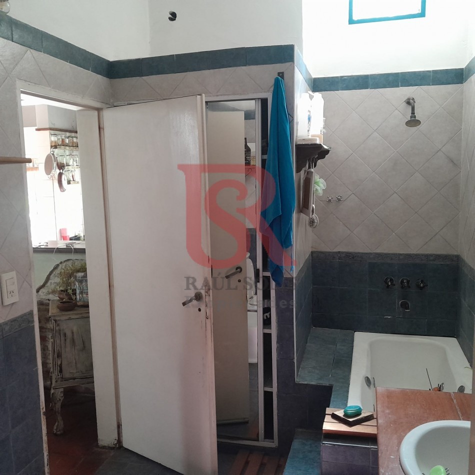 Excelente casa/lote en venta!!! Inmejorable ubicacion Amplia propiedad, sobre un terreno de 8,66 x 38,5 mts. En una ubicacion inmejorable, ideal para emprendimiento o desarrollo inmobiliario. Casa con amplio hall de entrada, living-comedor a la calle con