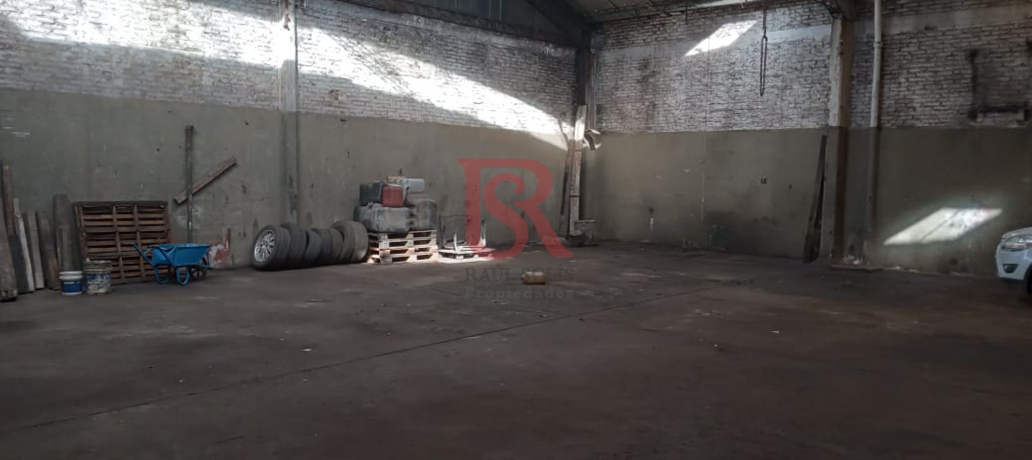 LP - Alquiler gran galpon con nave a metros del acceso en Villa Dominico