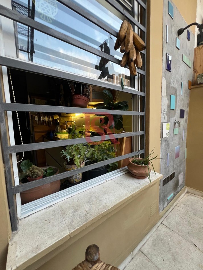 GV- PH 3 ambientes super amplios, patio y terraza propios. Remodelado con un estilo inigualable