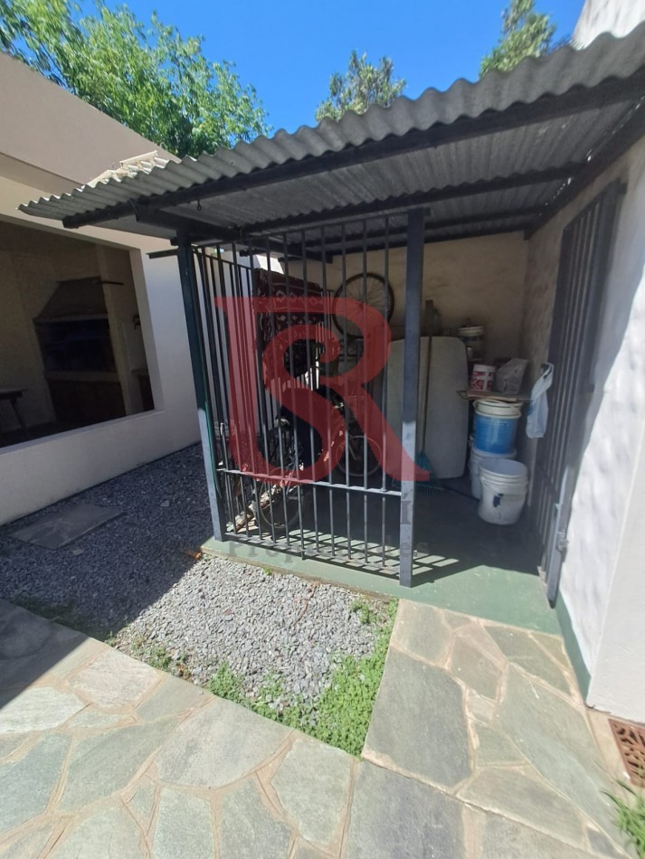 GZ - Casa tres ambientes Excelente  Estado  cochera 