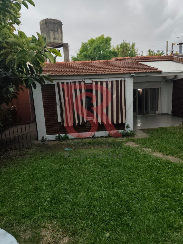 LP - VENTA! Hermosa casa 3 ambientes con escritorio, patio y horno de barro en Don Bosco