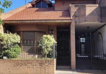 Hermosa casa con piscina, 6 ambientes en Lanús.