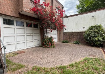 AJ - ALQUILER HERMOSA CASA 8 AMBIENTES - DOS PLANTAS - COCHERAS VARIOS AUTOS