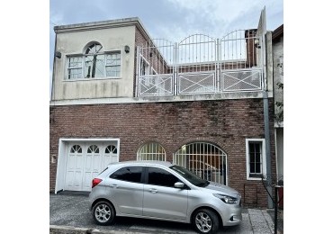 AJ - CASA EN DOS PLANTAS - IMPECABLE - APTA CREDITO 