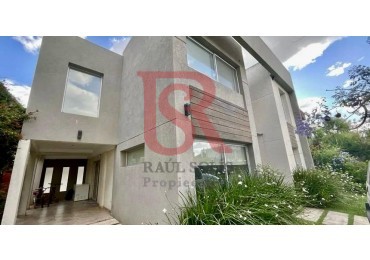 AM. Casa en Venta en Barrio Las Acacias con piscina 
