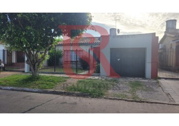 ES-  VENTA CASA 5 AMBIENTES CON FONDO APTA CREDITO