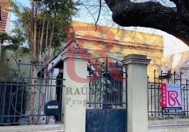 Excelente casa/lote en venta!!! Inmejorable ubicacion Amplia propiedad, sobre un terreno de 8,66 x 38,5 mts. En una ubicacion inmejorable, ideal para emprendimiento o desarrollo inmobiliario. Casa con amplio hall de entrada, living-comedor a la calle con 