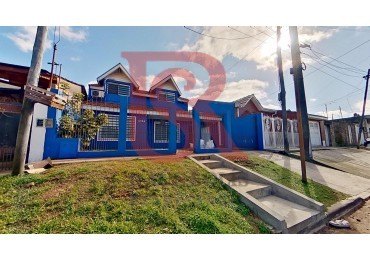 AM. Casa tres ambientes en Venta Quilmes Oeste 