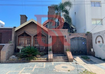 RB - VENTA AMPLIA Y HERMOSA CASA 4 AMBIENTES, COCHERA DOBLE, PATIO, JARDIN Y DEPOSITO AL FONDO - CENTRO DE BERAZATEGUI